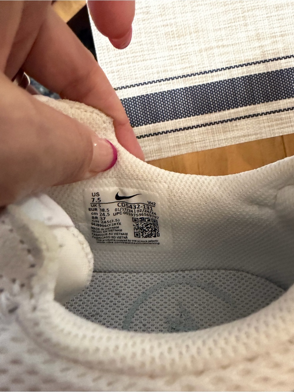 Women’s Nike Air Max size 7.5, white with navy and mint details. - Picture 3 of 3